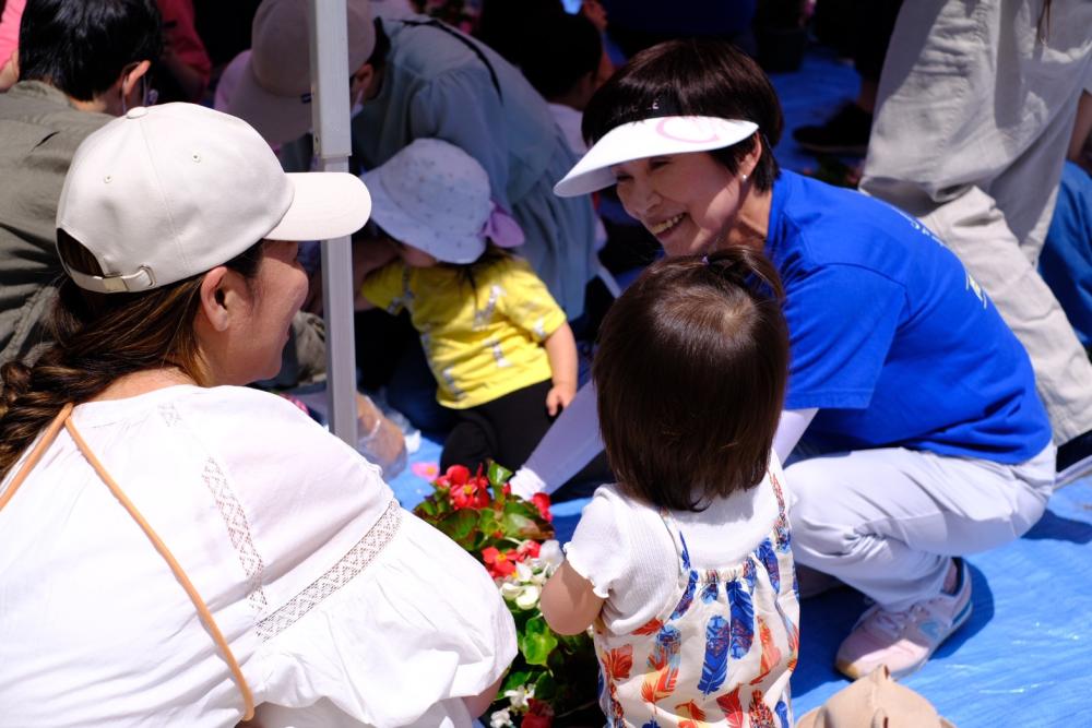 子供たちや、そのご家族と一緒にお花を植えました